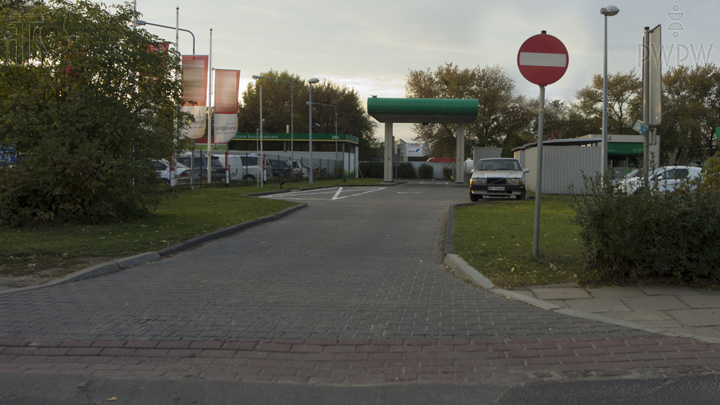 Darfst du über die gezeigte Einfahrt in die Waschanlage einfahren?