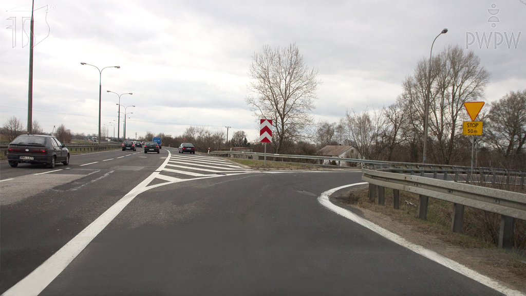 Darf man in der dargestellten Situation die Fahrspur wechseln, um geradeaus zu fahren?