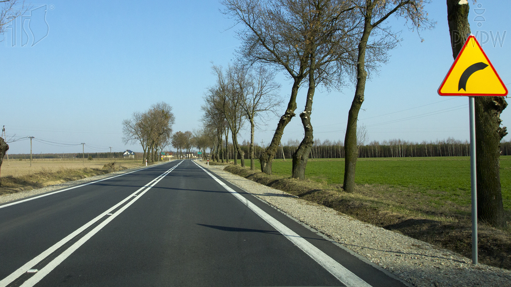 Wirst du in der dargestellten Situation vor einer gefährlichen Einzelkurve rechts gewarnt?