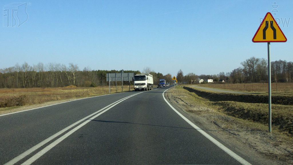 Wirst du in der abgebildeten Situation vor einer Fahrbahnverengung gewarnt, die den Straßenverkehr behindern kann?