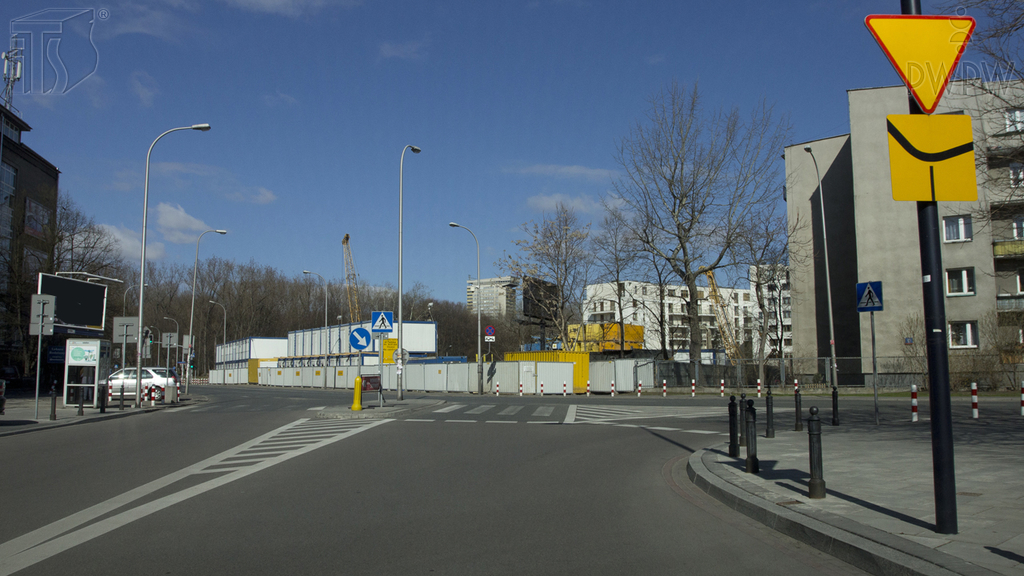 In der dargestellten Situation wirst du vor einer Kreuzung mit einer Vorfahrtsstraße gewarnt. Zeigt das unter dem Zeichen angebrachte Schild ihren tatsächlichen Verlauf?
