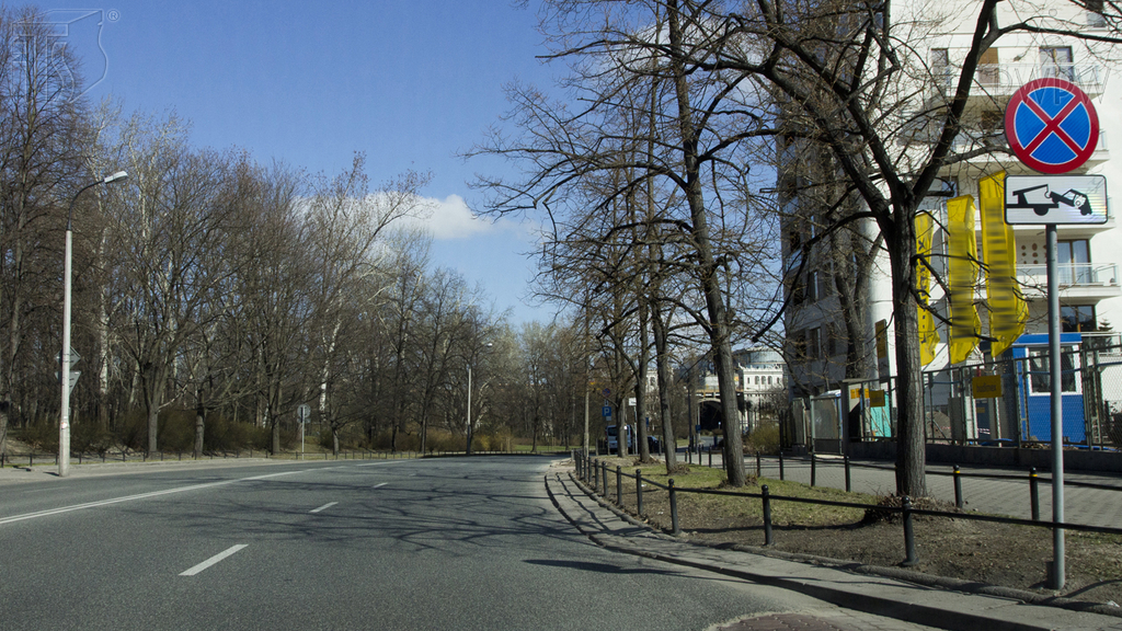 Kann das auf der Fahrbahn hinter dem abgebildeten Zeichen stehengelassene Fahrzeug auf Kosten des Halters abgeschleppt werden?