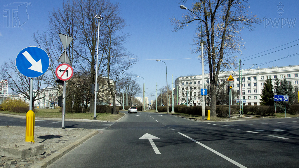 Bezieht sich das abgebildete Verbotsverkehrszeichen, das sich im Kreuzungsbereich befindet, nur auf die Fahrbahn, an der es aufgestellt worden ist?