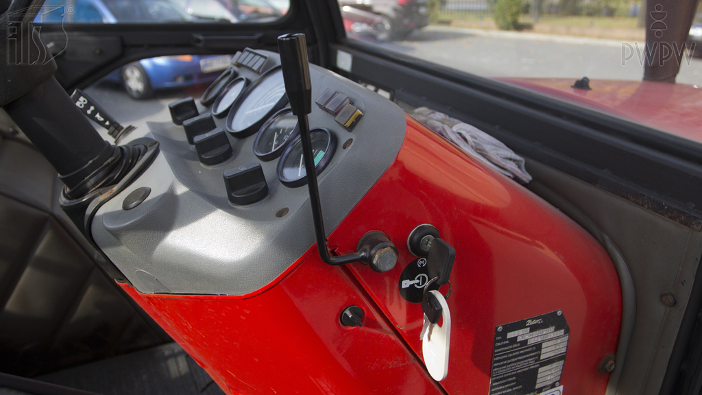 Ist der in diesem Zustand, ohne Aufsicht gelassene landwirtschaftliche Schlepper richtig davor gesichert, dass er von einer unbefugten Person in Gang gesetzt wird?