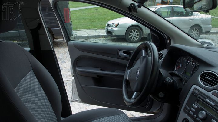 Kann in der dargestellten Situation das so stehengelassene Fahrzeug den Straßenverkehr oder  andere Fahrer beim Einparken behindern?
