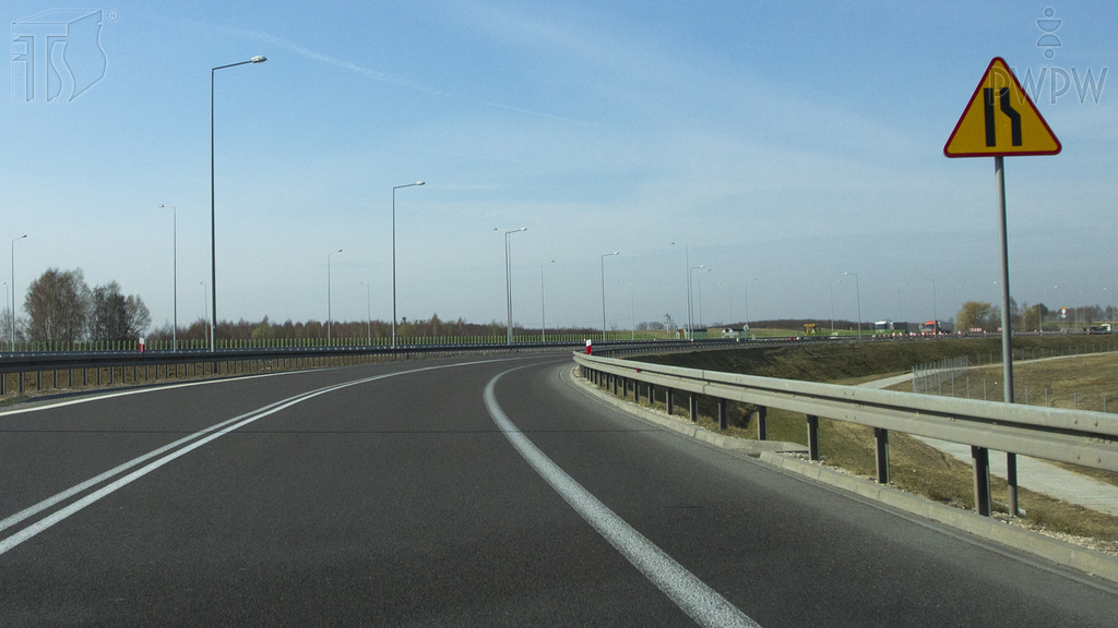 Wirst du in der abgebildeten Situation vor einer von rechts einmündenden Straße gewarnt?