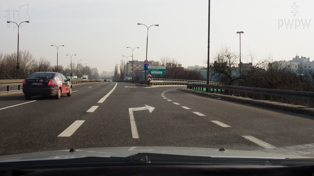 Darf man in der dargestellten Situation, wenn man einen PKW lenkt, auf der gefahrenen Fahrspur weiter geradeaus fahren?