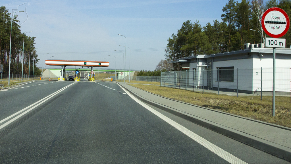 Does the plate placed under the sign in this situation indicate the distance from the place where you are obliged to stop?