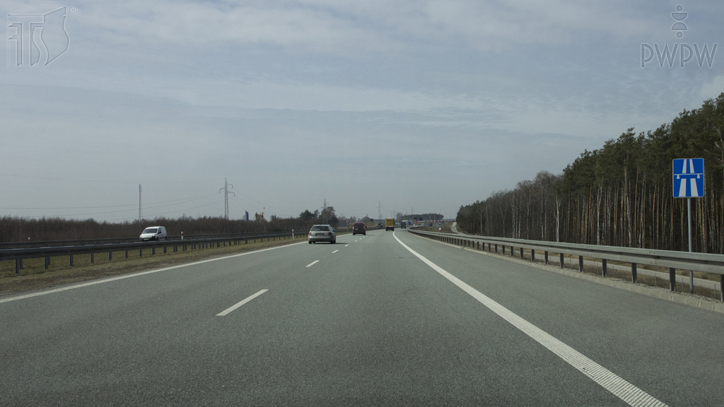 Mit welcher zulässigen Geschwindigkeit darf man einen PKW mit Anhänger auf der Straße hinter diesem Verkehrszeichen lenken?