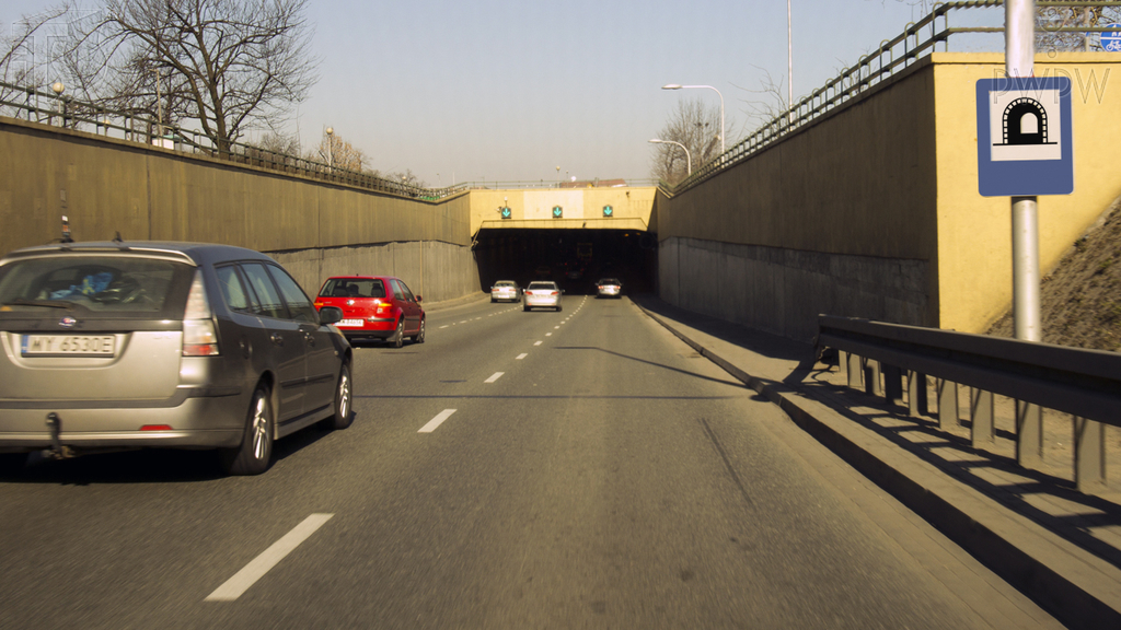 Darfst du, um den Passagier hinter dem gezeigten Zeichen abzusetzen, an jeder beiliebigen Stelle am rechten Straßenrand anhalten?