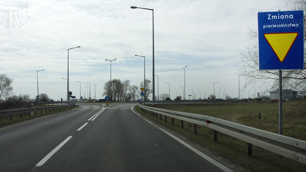 Does this sign warn you of recently introduced change in priority rules at the nearest intersection?