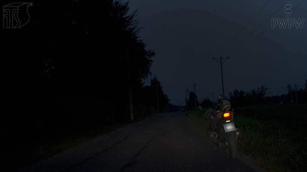 Hat man in der dargestellten Situation beim Motorradparken auf der Fahrbahn die Pflicht, das Begrenzungslicht oder Standlicht einzuschalten?