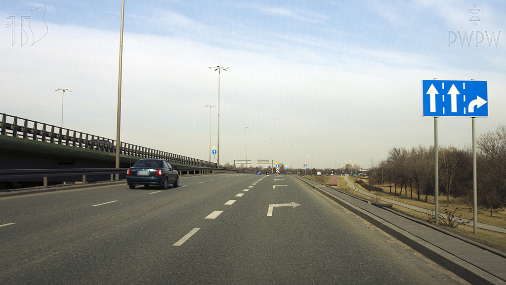 Sollen Sie in dieser Situation auf die mittlere Spur wechseln, wenn Sie geradeaus fahren wollen?