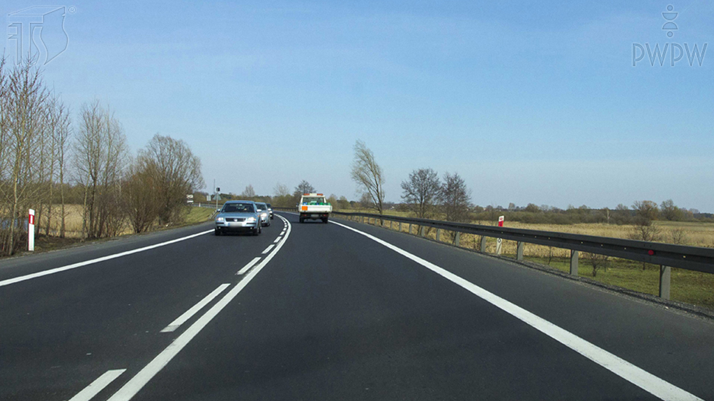 Sie fahren mit einer Geschwindigkeit von 90 km/h. Welche Anfangsposition gewährleistet Ihnen die optimale Fahrlinie in der Kurve?