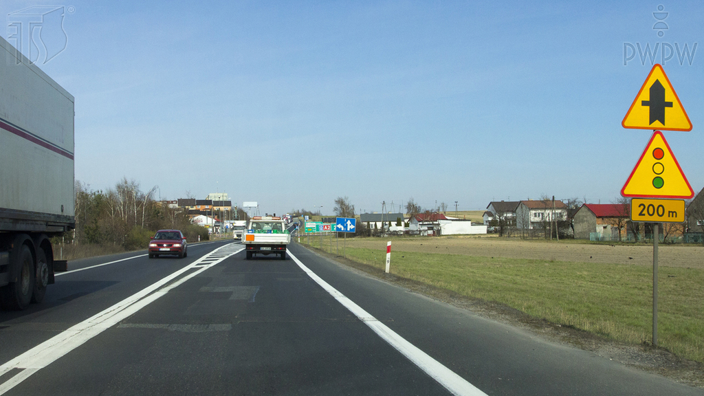 Wirst du in der abgebildeten Situation vor einer Stelle gewarnt, wo der Straßenverkehr durch die Ampeln geregelt wird?