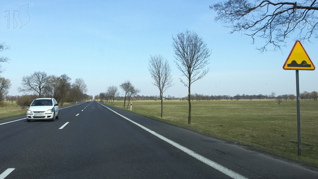Wirst du in der abgebildeten Situation vor einer Querunebenheit der Fahrbahn gewarnt?