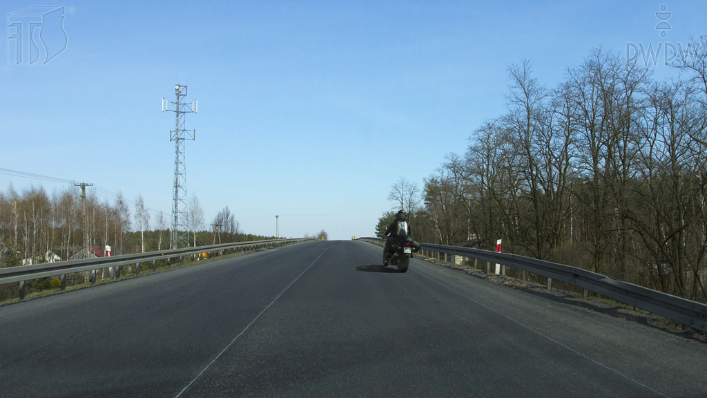 Dürfen Sie beim Erreichen einer Anhöhe auf einer Zweibahnstraße das Motorrad überholen?