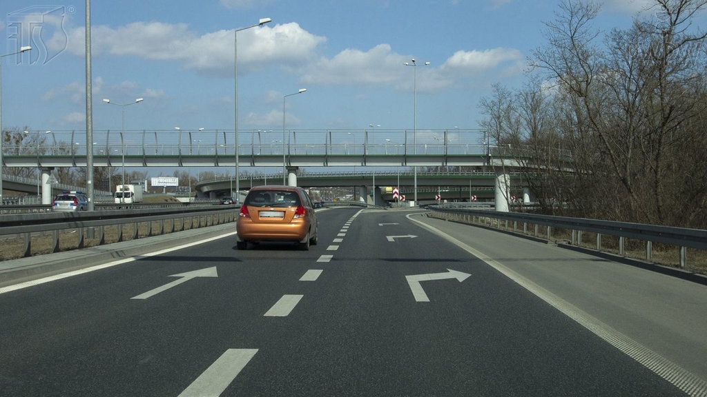 Are you allowed in this situation to change the lane you are taking when you intend to go straight?