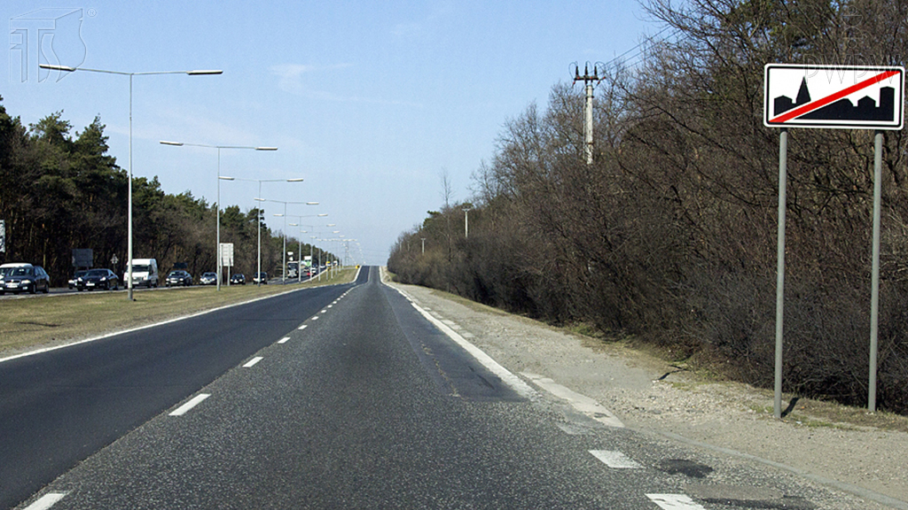 Is it allowed in this situation to stop the vehicle on the lane between the roadways?