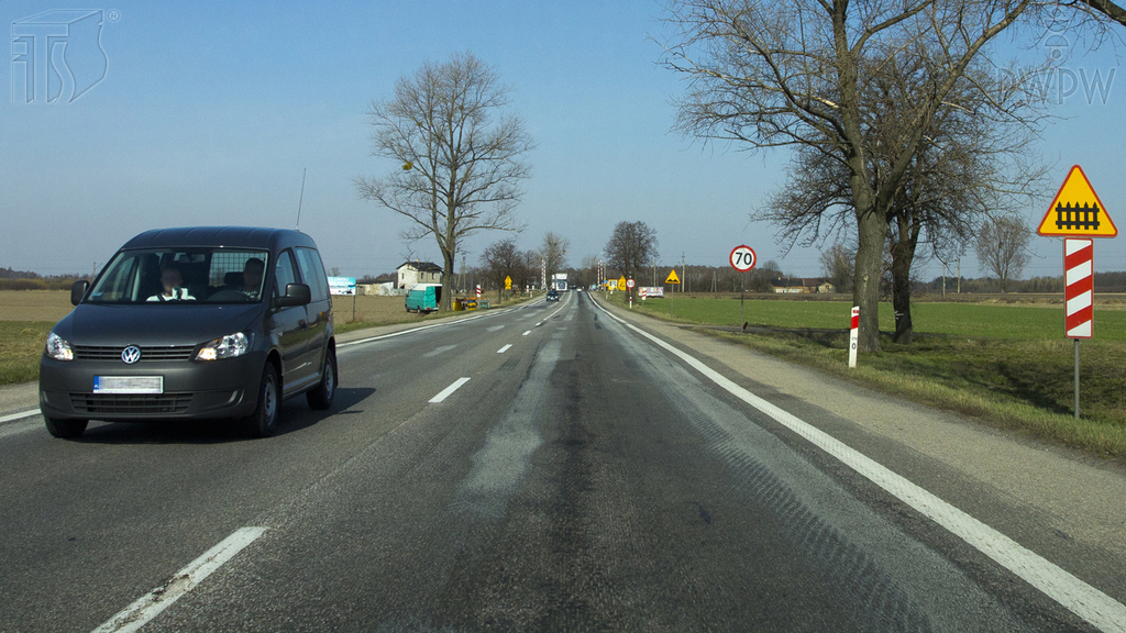 Wirst du in der abgebildeten Situation vor einem Bahnübergang gewarnt, der mit Schranken bzw. mit Halbschranken ausgestattet ist?