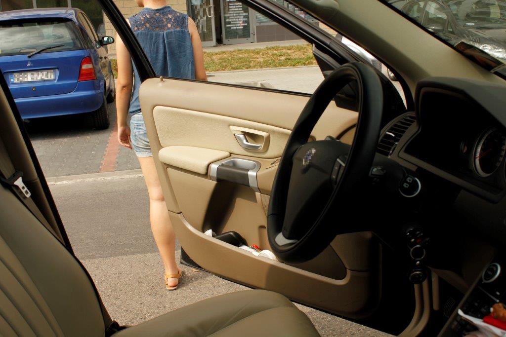 Czy przepisy ustawy Prawo o ruchu drogowym dopuszczają możliwość oddalenia się od pojazdu, którego silnik jest w ruchu?