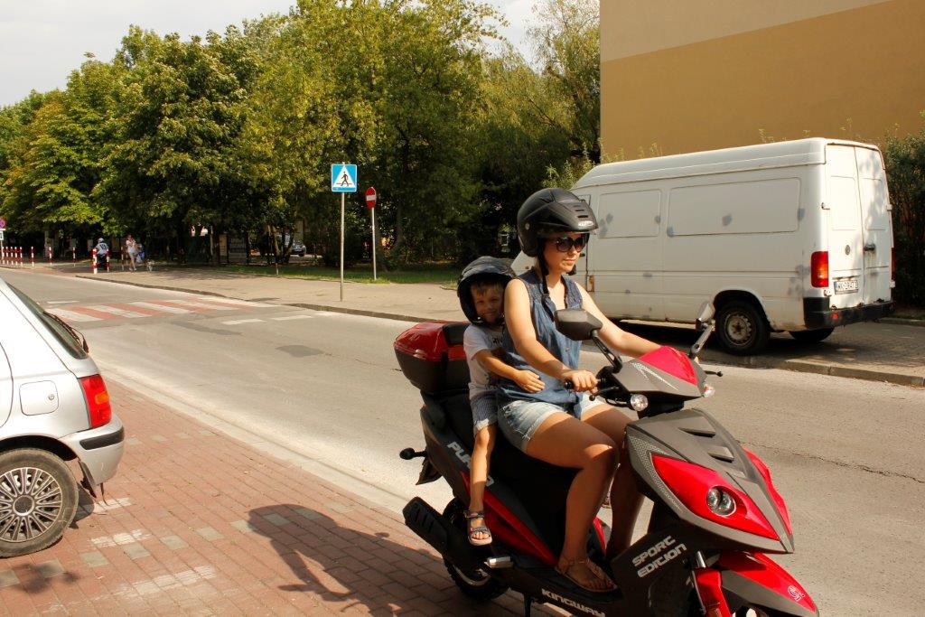 Whe transporting a 6-year-old passenger on a moped, are you allowed to travel at a speed of 50 km/h?