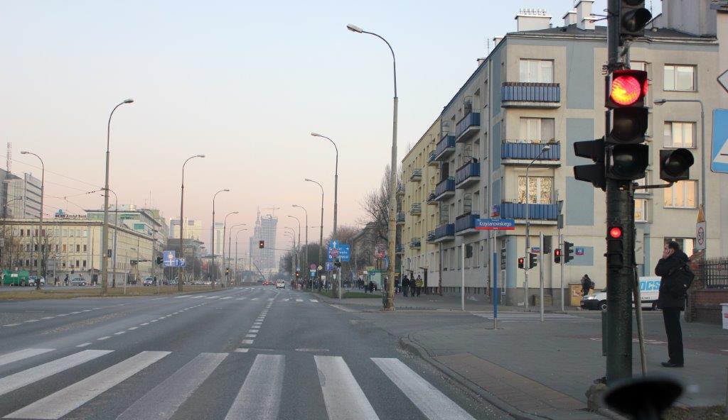 Darf man in dieser Situation hinter die Ampel fahren, soweit man die Fußgänger nicht hindert?