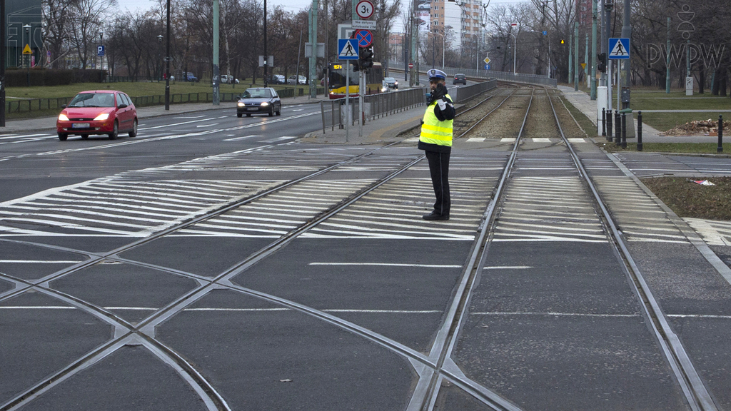 Sie möchten an dieser Kreuzung links abbiegen. Dürfen Sie ohne besondere Vorsicht fahren?
