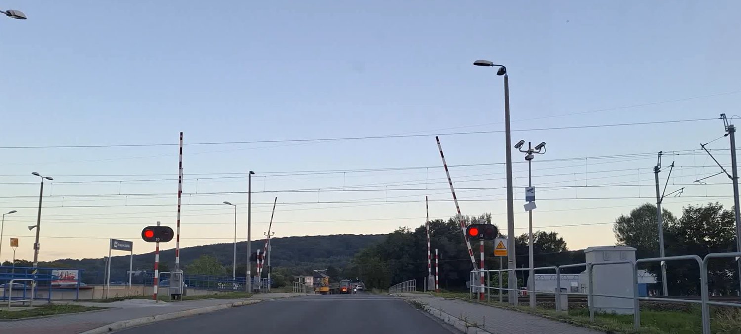 In this scenario, are you still permitted to drive onto the railway crossing?