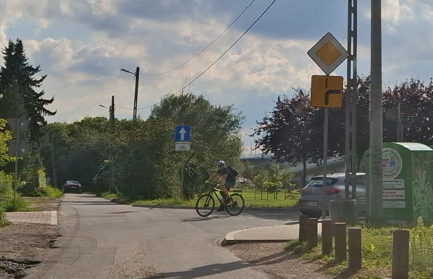 Czy w tej sytuacji jadąc na wprost masz pierwszeństwo przed rowerzystą?