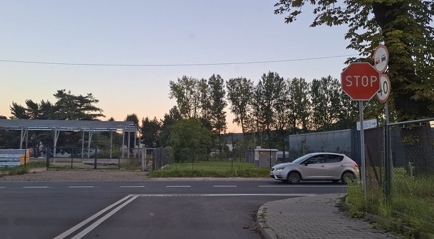 Чи Ви у цій ситуації, у зв’язку з обов’язком уступити дорогу транспортному засобу справа, маєте обов’язок зупинитися перед знаком «СТОП», а потім перед лінією зупинки?