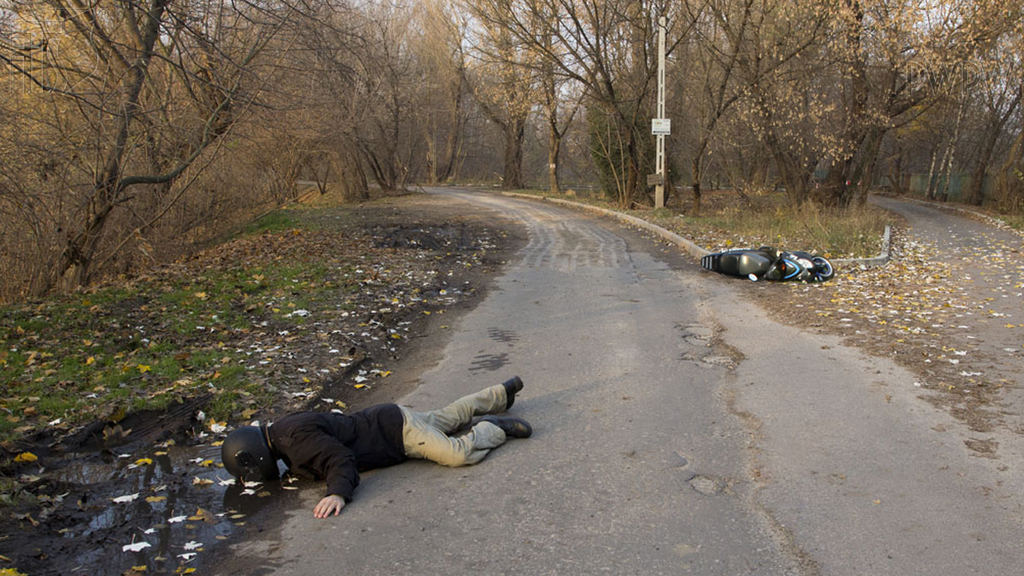 Soll man in dieser Situation den Geschädigten mit dem Gesicht im Wasser lassen, weil eine Änderung der Körperlage eine Wirbelsäulenverletzung verursachen kann?