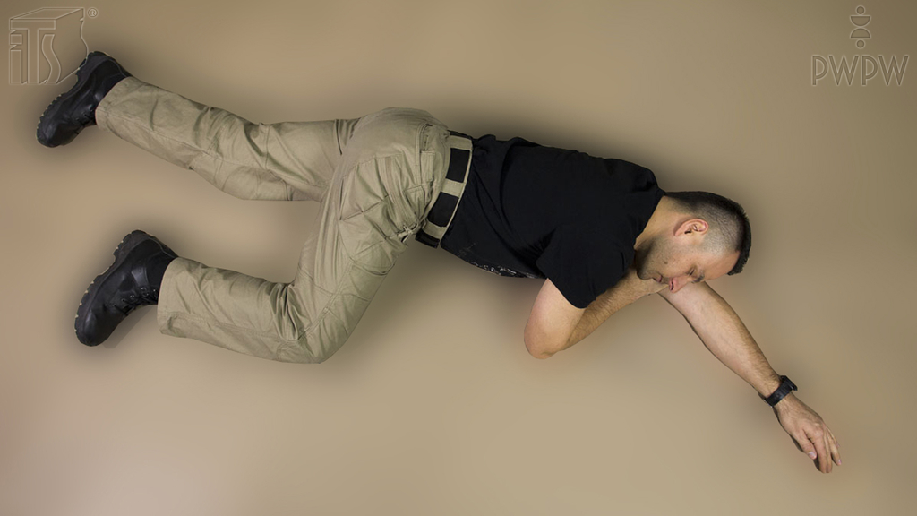 Jak często należy obracać poszkodowanego nieurazowego na drugi bok po ułożeniu go w pozycji bezpiecznej?