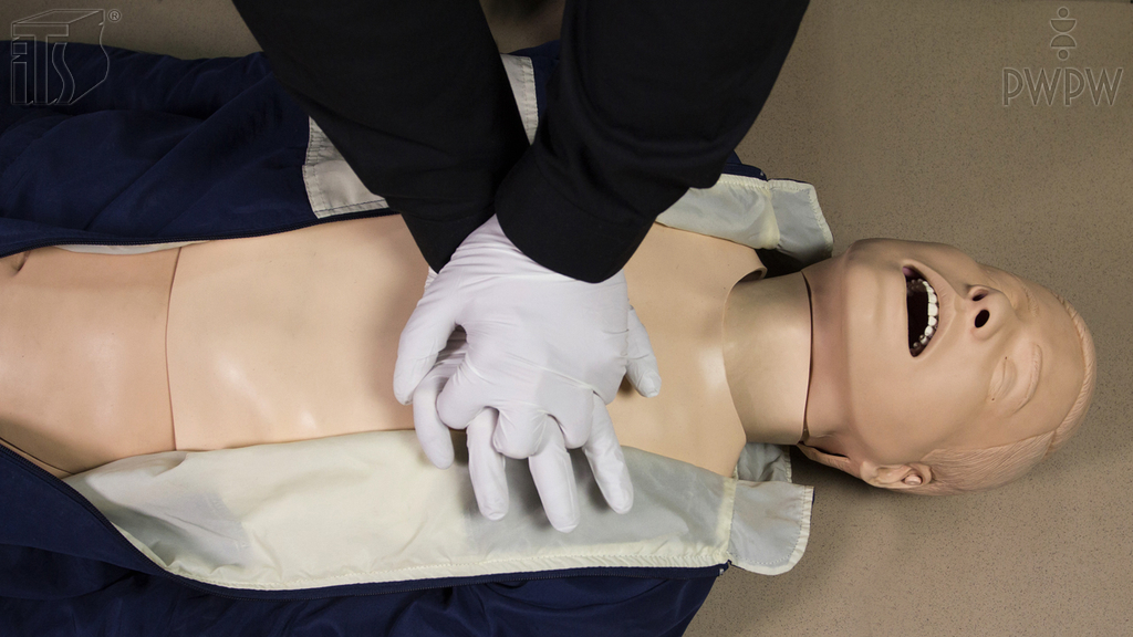 Wie lange ist bei einer Person mit einem plötzlichen Kreislaufstillstand der Brustkorb zu drücken und künstliche Beatmung durchzuführen?