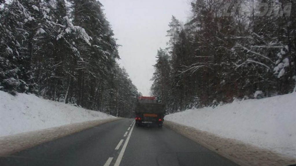 Are you allowed to start an overtaking manoeuvre in the situation shown?