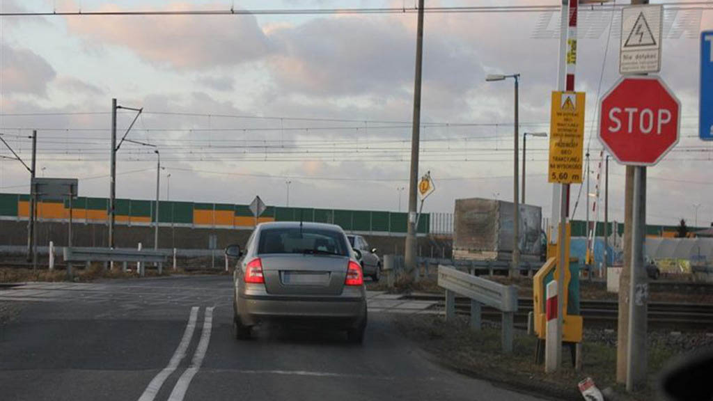 Falls das Fahrzeug auf dem Bahnübergang ausfällt, soll man den Führer des Schienenfahrzeugs warnen, soweit die Beseitigung des Fahrzeugs nicht möglich ist?