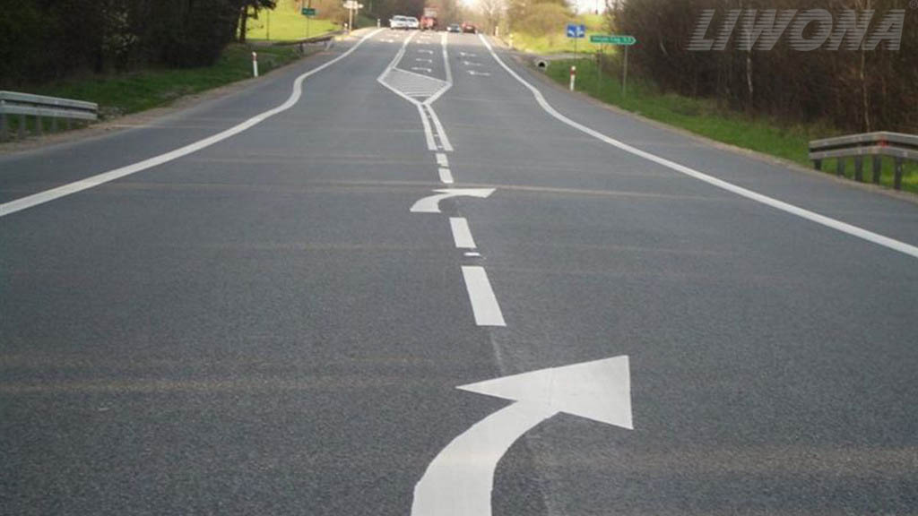 In the visible situation, are obliged to quickly return to the right side of the roadway?