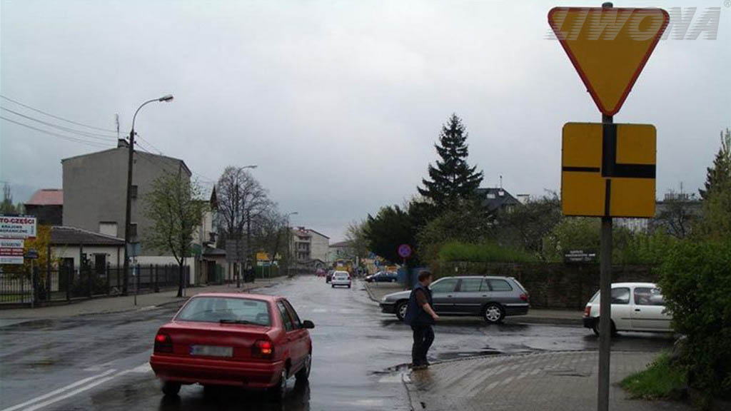 Czy w tej sytuacji, zamierzając jechać prosto przez skrzyżowanie, masz pierwszeństwo przed innymi uczestnikami ruchu drogowego?