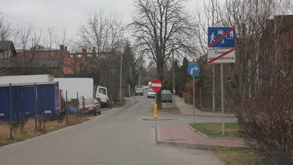 Are merging into traffic behind this information signs?