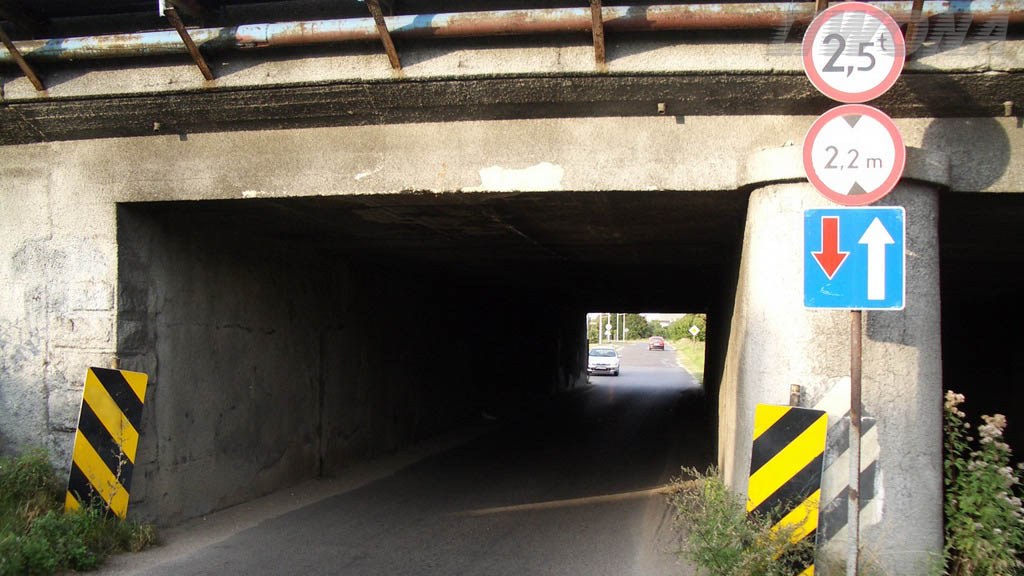 In this situation, do vehicles coming from the opposite direction have the right of way at the narrowed section of the roadway?
