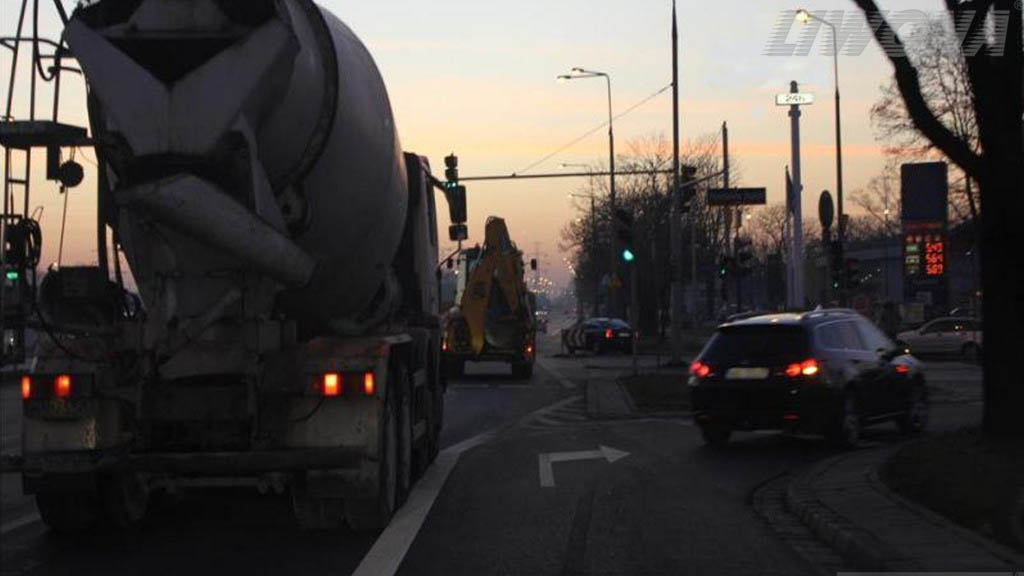 Darf man in dieser Situation auf die linke Spur mit besonderer Vorsicht wechseln?
