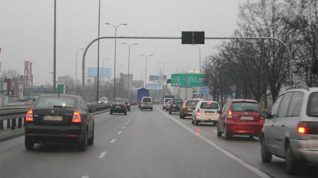 In the visible situation, do you have the right to change lanes to the right?