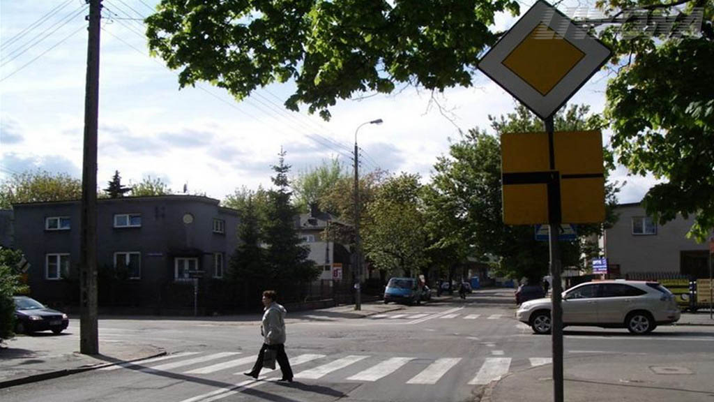 Soll man beim Geradeausfahren über diese Kreuzung den von rechts kommenden Fahrzeugen die Vorfahrt gewähren?