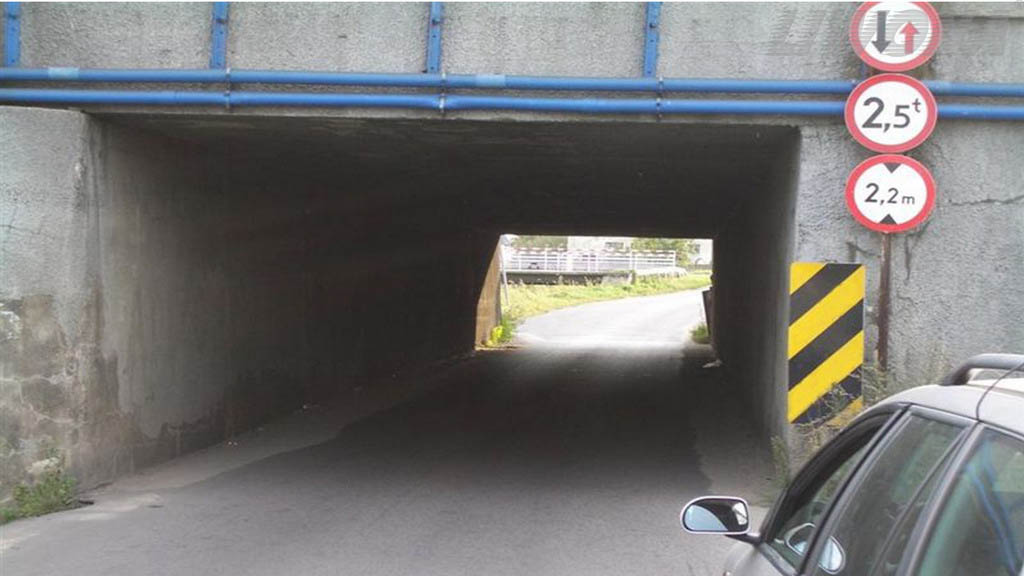 In the presented situation, can you enter the narrowed section of the roadway?