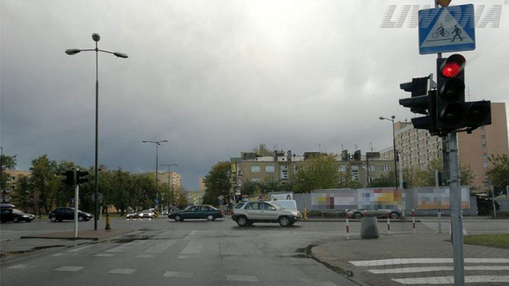 Soll man in dieser Situation auf die Einfahrt auf die Kreuzung warten?