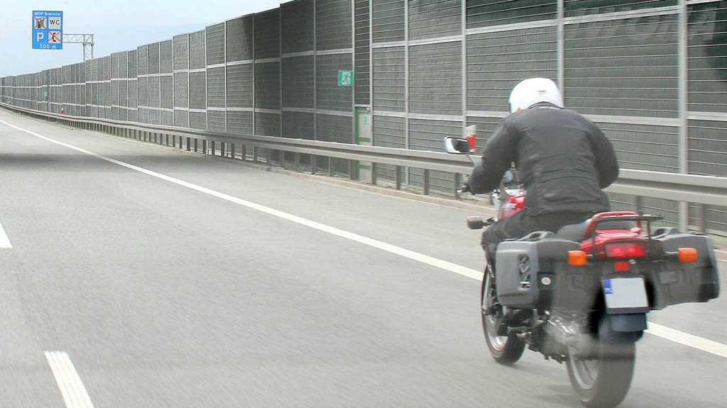 Welcher Abstand ist beim Überholen eines Motorradfahrers einzuhalten?