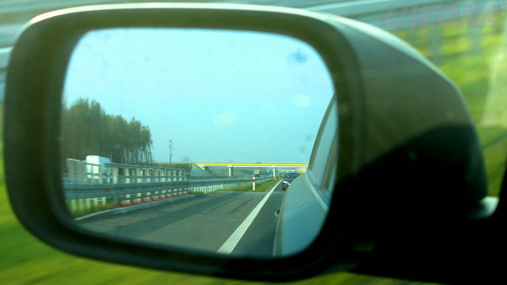 How should the external mirrors of the passenger car be positioned?
