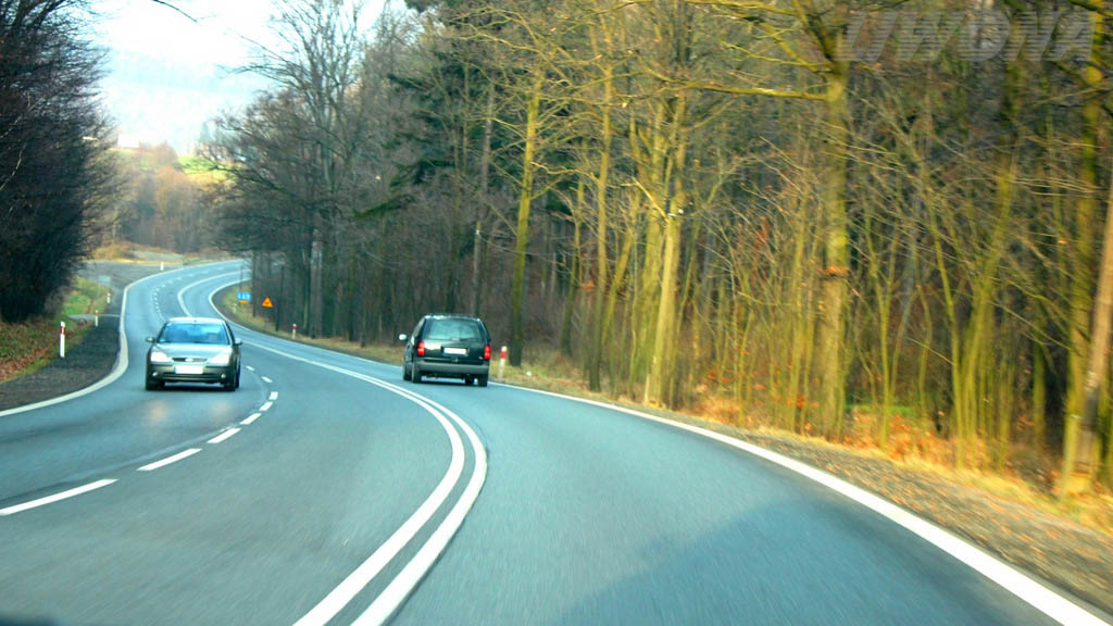 Which driving lane should you take in the initial stage when performing a manoeuvre at the left turn shown here?