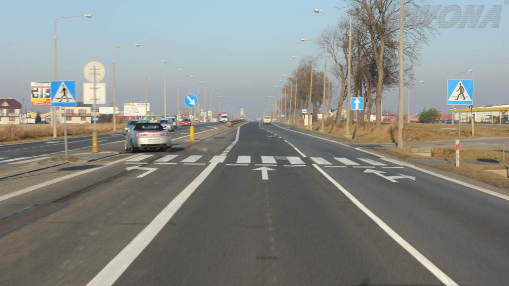 In what way does the speed of the car affect the field of vision?