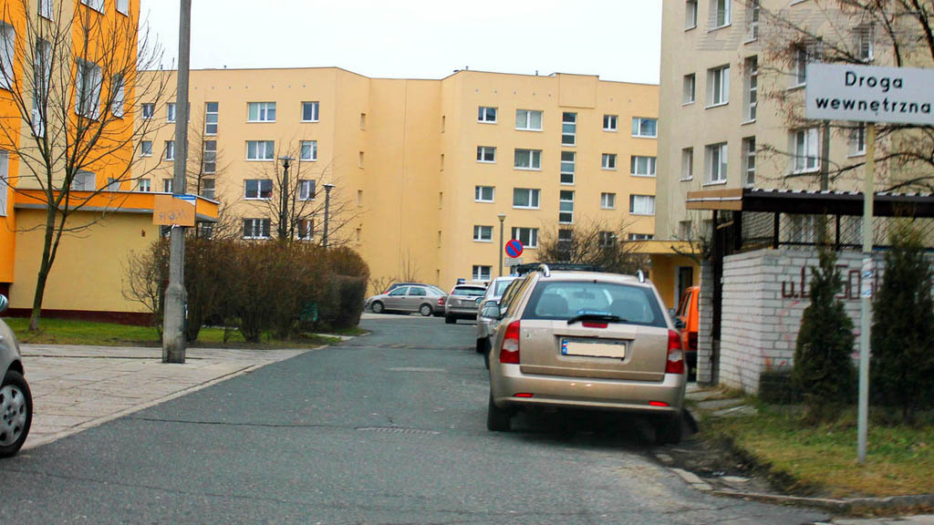 Soll man auf einer internen, entsprechend ausgeschilderten Straße die dort angebrachten Verkehrszeichen befolgen?